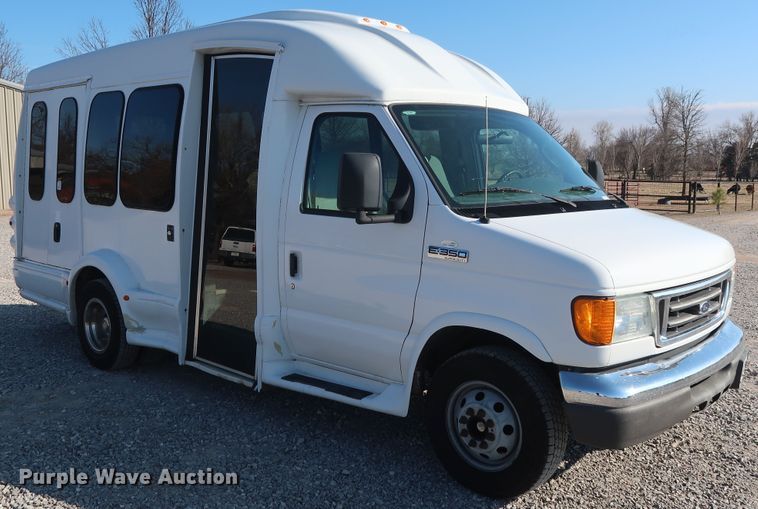 image for item GD9994 2007 Ford E350 Super Duty shuttle bus