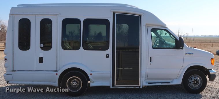 image for item GD9994 2007 Ford E350 Super Duty shuttle bus
