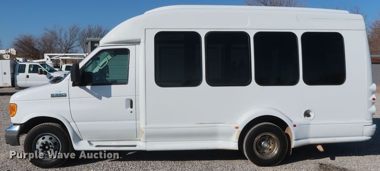 image for item GD9994 2007 Ford E350 Super Duty shuttle bus