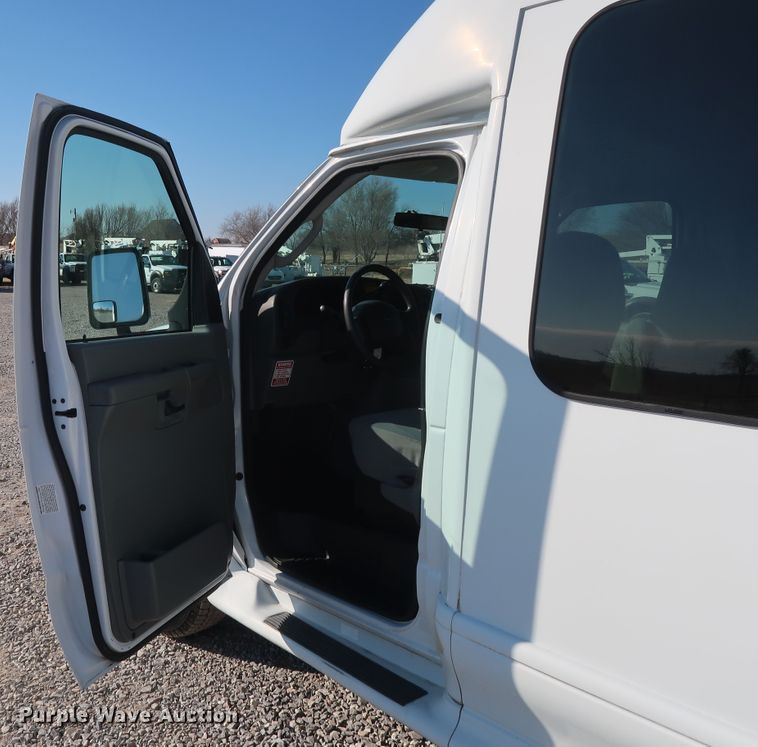 image for item GD9994 2007 Ford E350 Super Duty shuttle bus