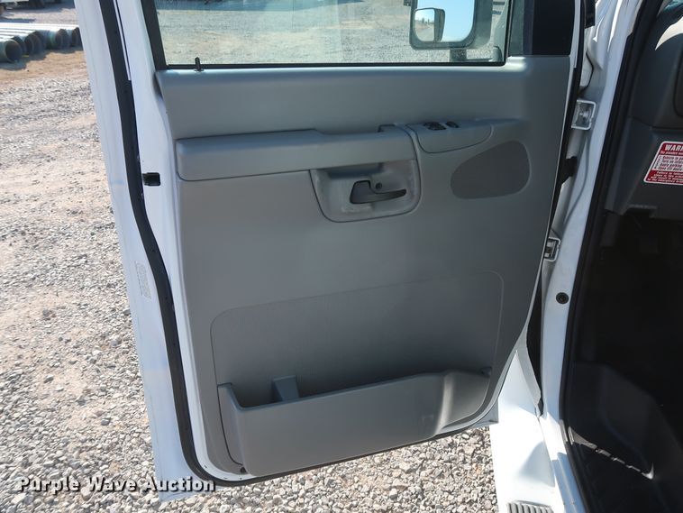image for item GD9994 2007 Ford E350 Super Duty shuttle bus
