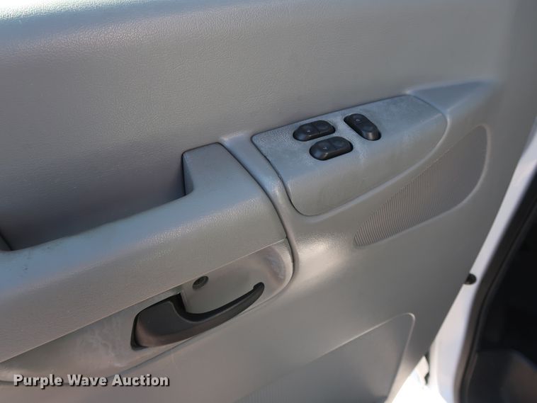 image for item GD9994 2007 Ford E350 Super Duty shuttle bus