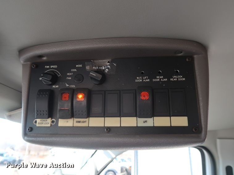 image for item GD9994 2007 Ford E350 Super Duty shuttle bus