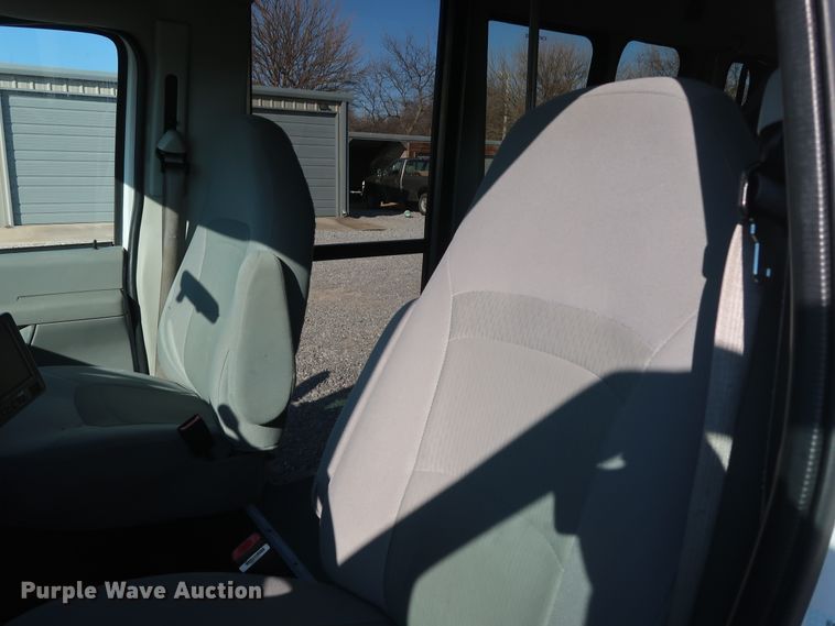 image for item GD9994 2007 Ford E350 Super Duty shuttle bus