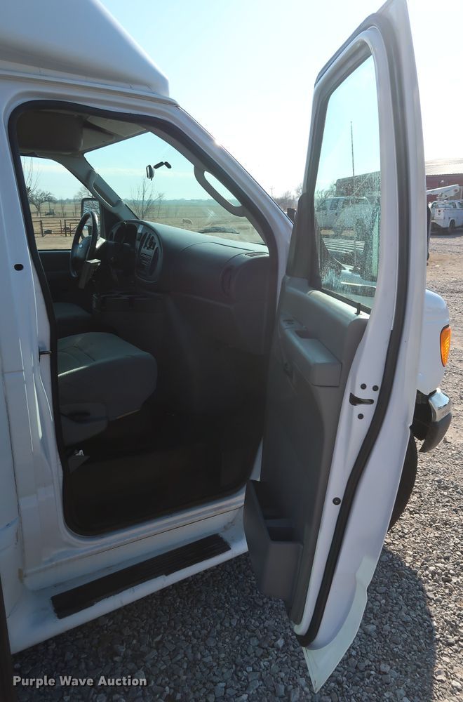 image for item GD9994 2007 Ford E350 Super Duty shuttle bus