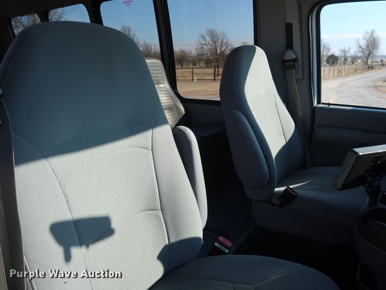 image for item GD9994 2007 Ford E350 Super Duty shuttle bus