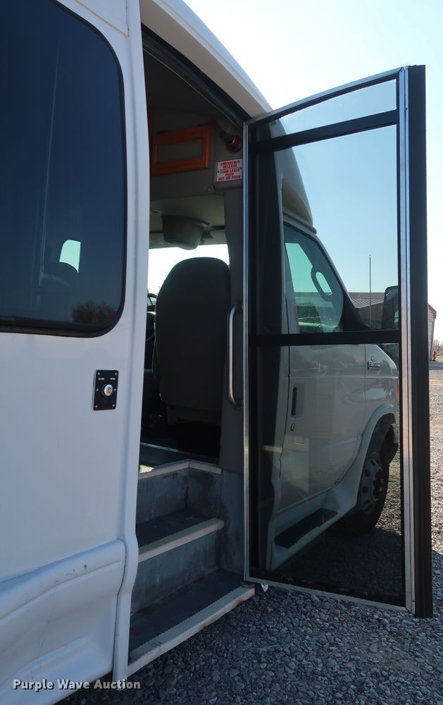 image for item GD9994 2007 Ford E350 Super Duty shuttle bus