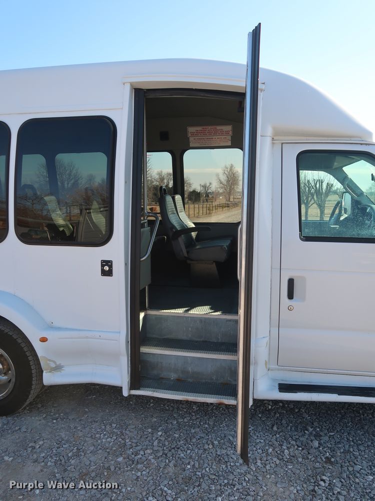 image for item GD9994 2007 Ford E350 Super Duty shuttle bus