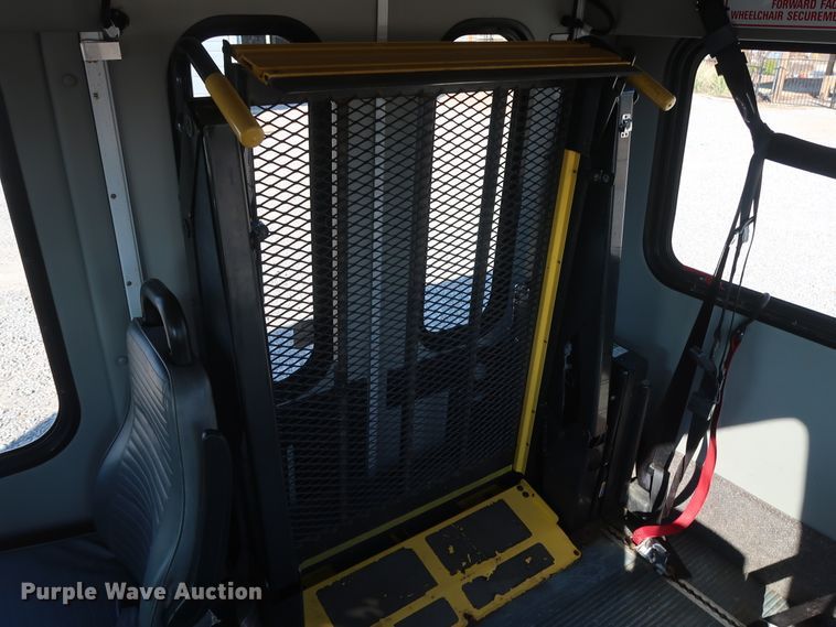 image for item GD9994 2007 Ford E350 Super Duty shuttle bus