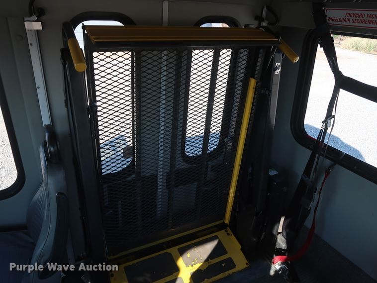 image for item GD9994 2007 Ford E350 Super Duty shuttle bus