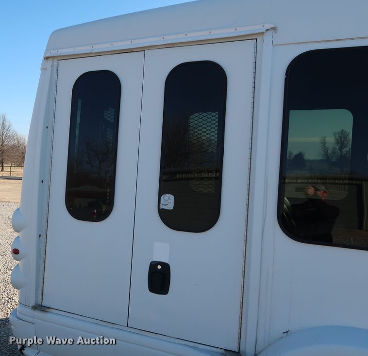 image for item GD9994 2007 Ford E350 Super Duty shuttle bus