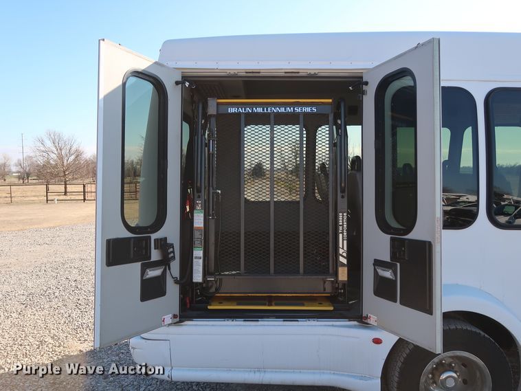 image for item GD9994 2007 Ford E350 Super Duty shuttle bus