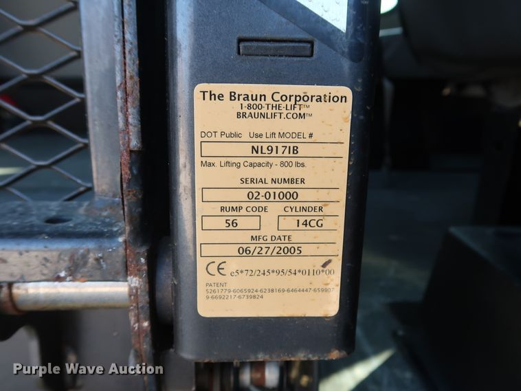 image for item GD9994 2007 Ford E350 Super Duty shuttle bus