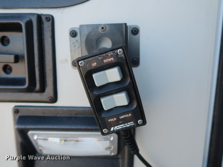 image for item GD9994 2007 Ford E350 Super Duty shuttle bus