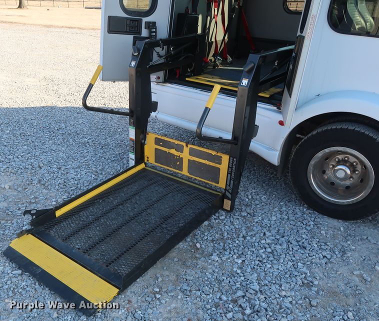 image for item GD9994 2007 Ford E350 Super Duty shuttle bus