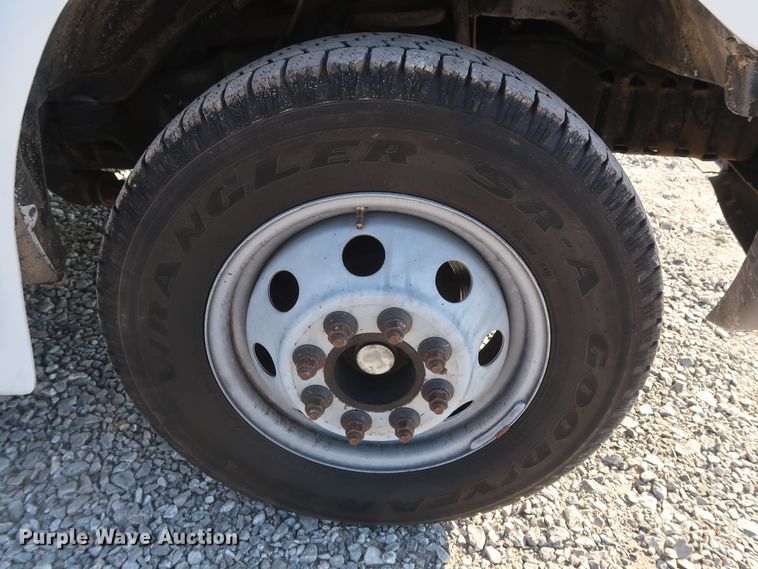 image for item GD9994 2007 Ford E350 Super Duty shuttle bus