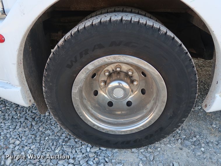 image for item GD9994 2007 Ford E350 Super Duty shuttle bus