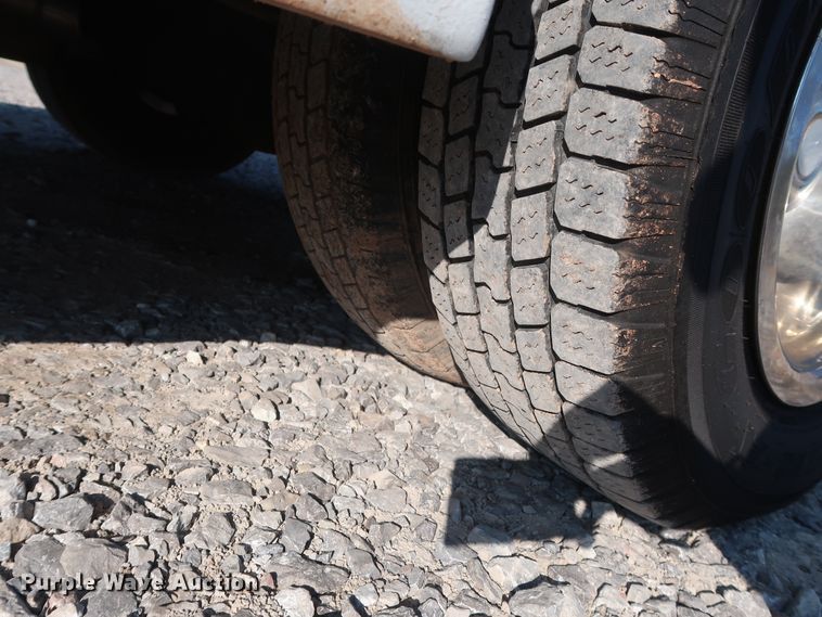 image for item GD9994 2007 Ford E350 Super Duty shuttle bus