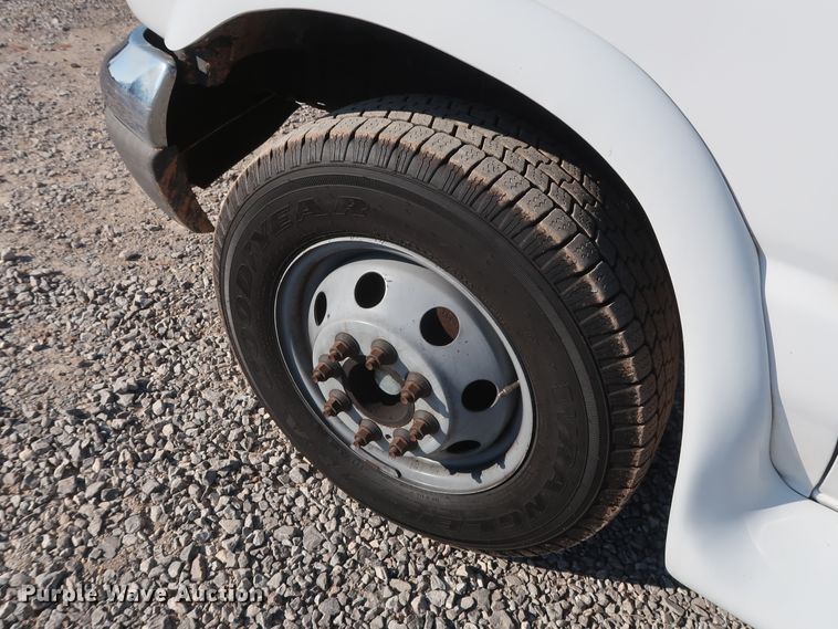 image for item GD9994 2007 Ford E350 Super Duty shuttle bus