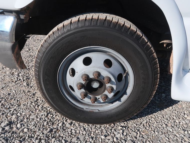 image for item GD9994 2007 Ford E350 Super Duty shuttle bus