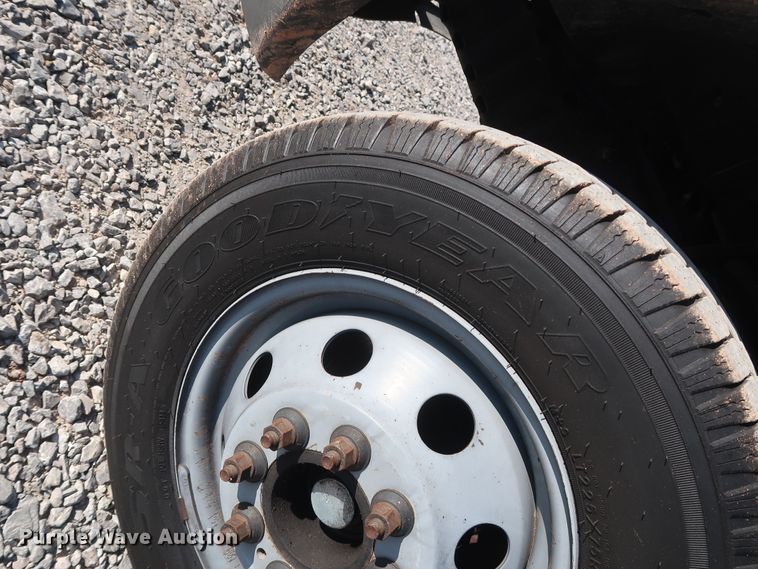 image for item GD9994 2007 Ford E350 Super Duty shuttle bus