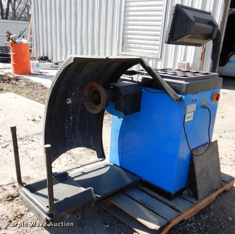 image for item GE9108 Triumph NTB-1200 tire balancer