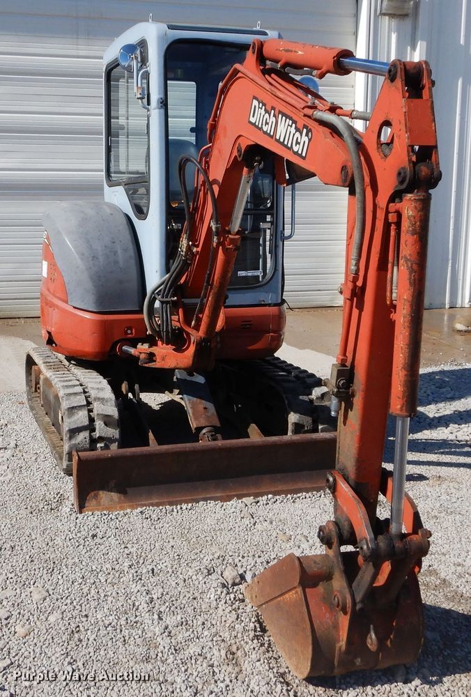 image for item GE9110 2003 Ditch Witch MX27 mini excavator