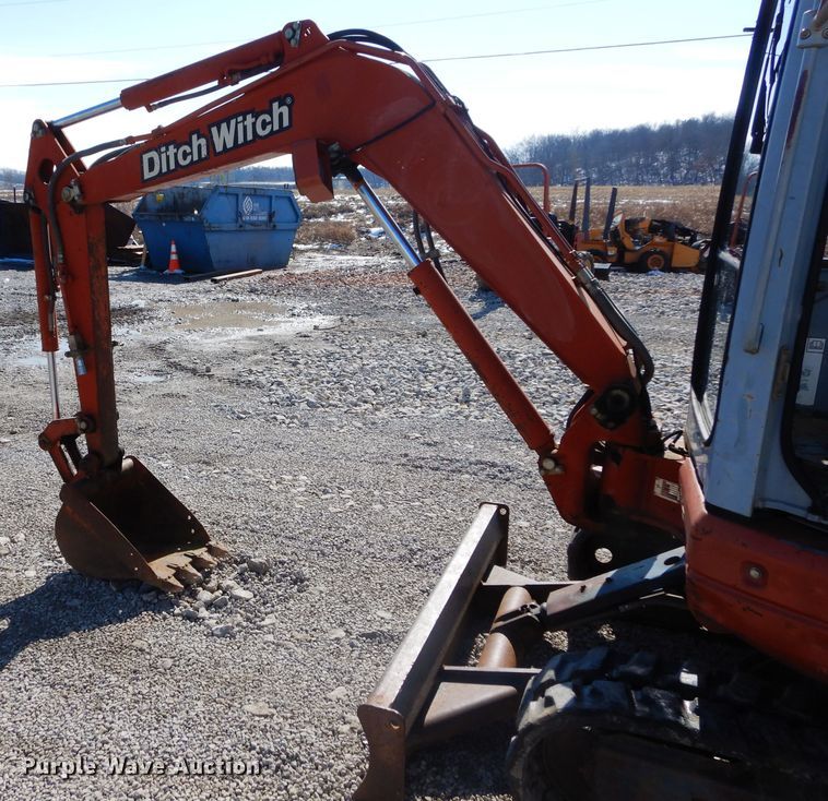 image for item GE9110 2003 Ditch Witch MX27 mini excavator