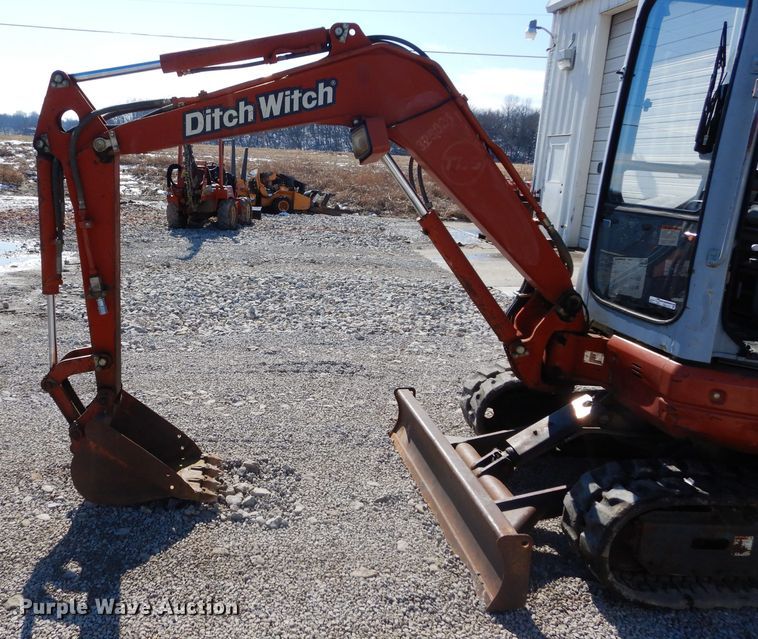 image for item GE9110 2003 Ditch Witch MX27 mini excavator