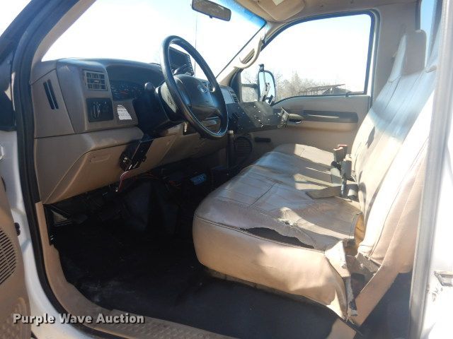 image for item GF9092 2002 Ford F550 flatbed truck