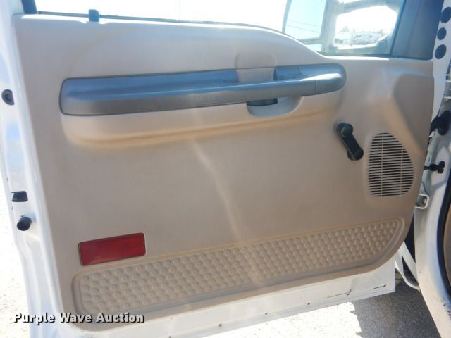 image for item GF9092 2002 Ford F550 flatbed truck