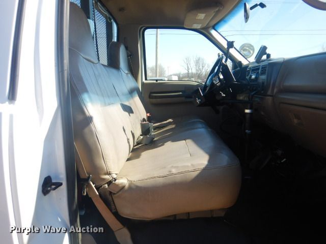 image for item GF9092 2002 Ford F550 flatbed truck