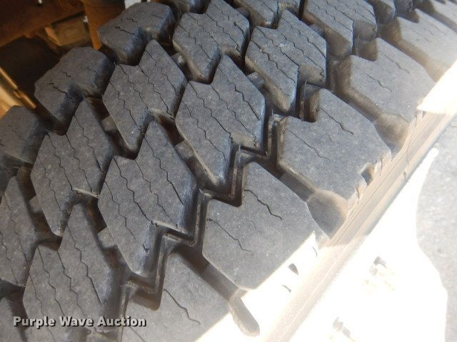 image for item GF9092 2002 Ford F550 flatbed truck