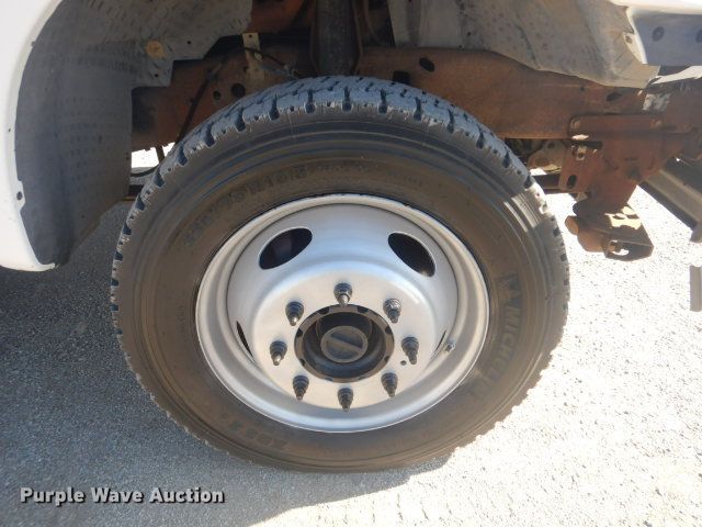 image for item GF9092 2002 Ford F550 flatbed truck