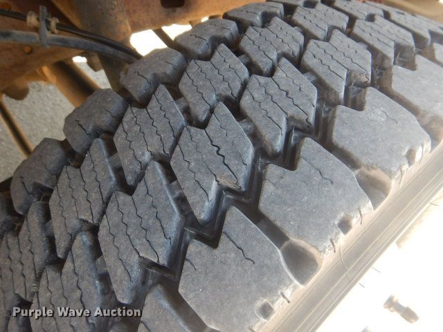 image for item GF9092 2002 Ford F550 flatbed truck