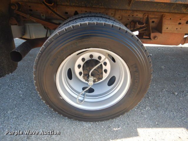 image for item GF9092 2002 Ford F550 flatbed truck