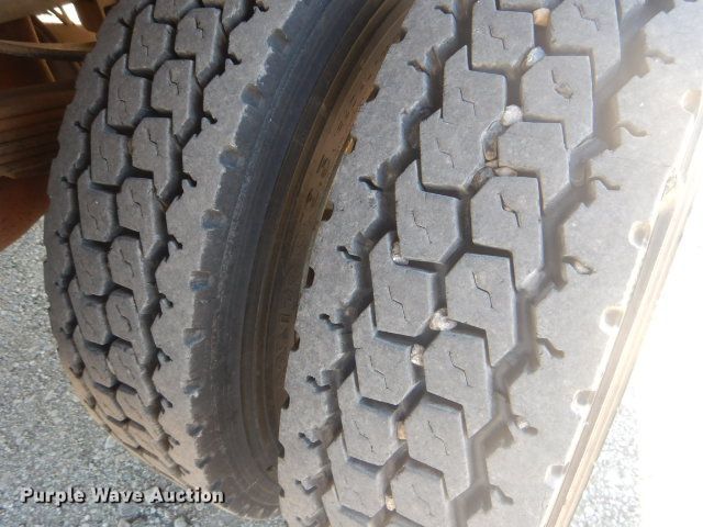 image for item GF9092 2002 Ford F550 flatbed truck