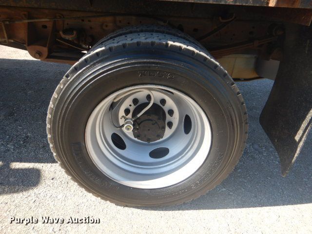 image for item GF9092 2002 Ford F550 flatbed truck