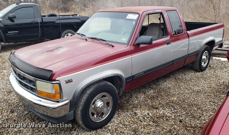 image for item L1471 1995 Dodge Dakota Club Cab pickup truck