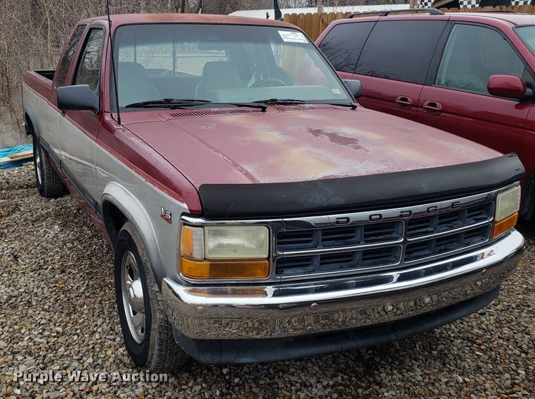image for item L1471 1995 Dodge Dakota Club Cab pickup truck