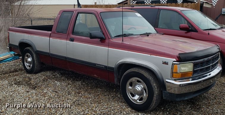 image for item L1471 1995 Dodge Dakota Club Cab pickup truck