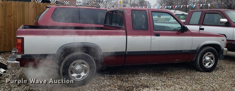 image for item L1471 1995 Dodge Dakota Club Cab pickup truck