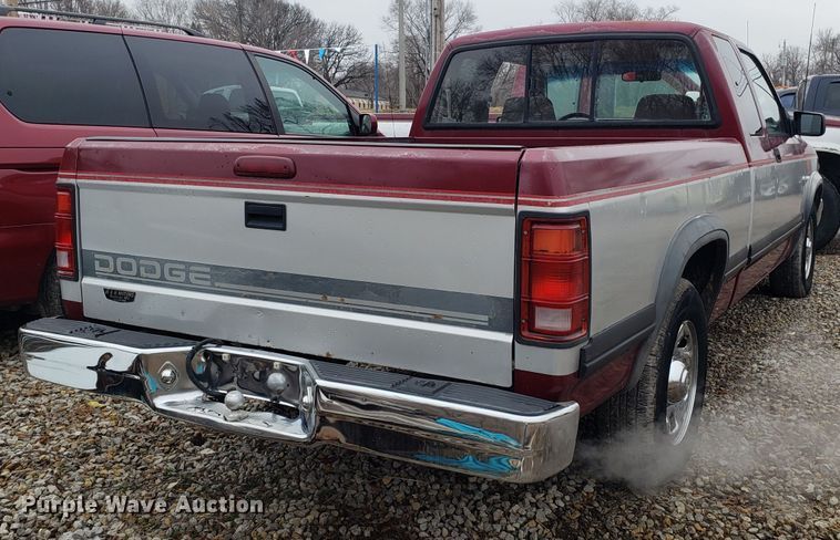 image for item L1471 1995 Dodge Dakota Club Cab pickup truck