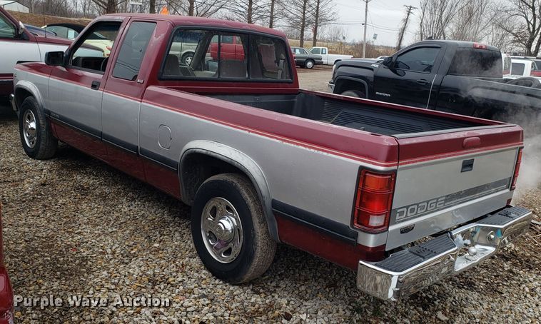 image for item L1471 1995 Dodge Dakota Club Cab pickup truck