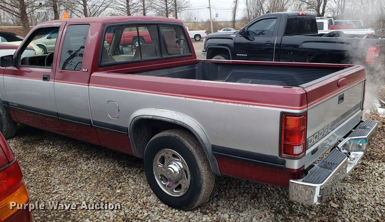 image for item L1471 1995 Dodge Dakota Club Cab pickup truck