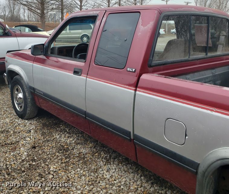 image for item L1471 1995 Dodge Dakota Club Cab pickup truck