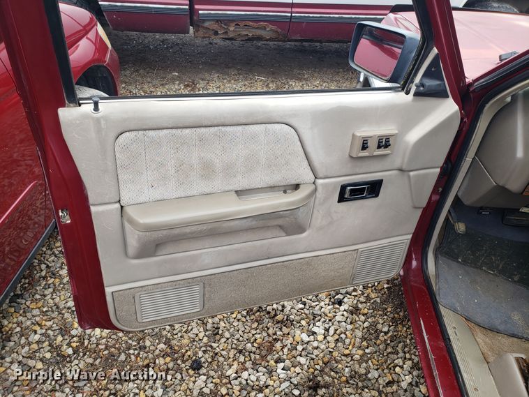 image for item L1471 1995 Dodge Dakota Club Cab pickup truck