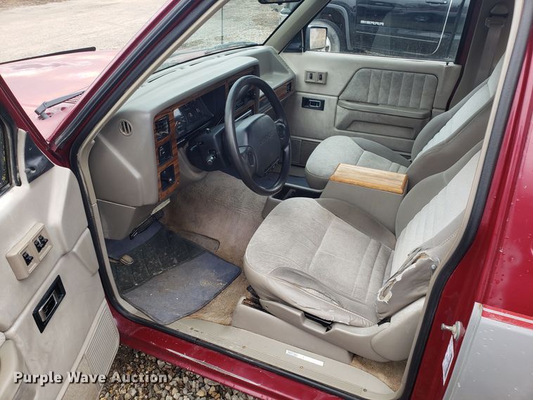 image for item L1471 1995 Dodge Dakota Club Cab pickup truck