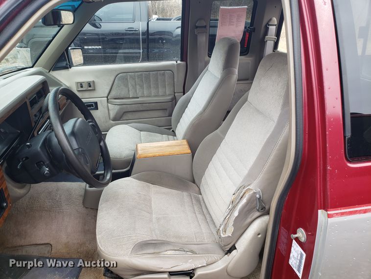 image for item L1471 1995 Dodge Dakota Club Cab pickup truck