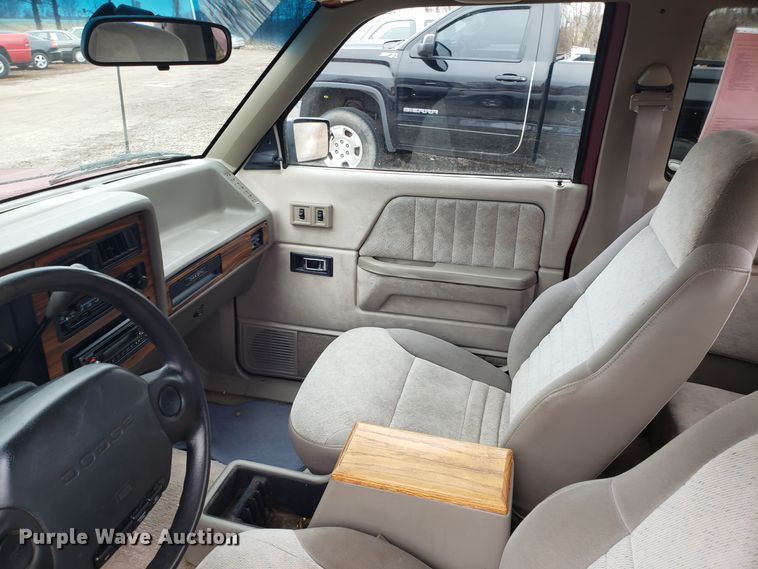 image for item L1471 1995 Dodge Dakota Club Cab pickup truck